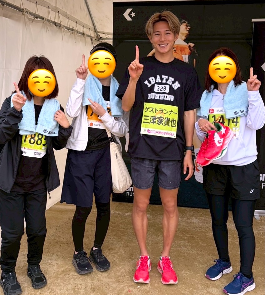 【写真1】ゲストのインフルエンサーの方とお写真を撮ったO先生、Iさん、Uさん。